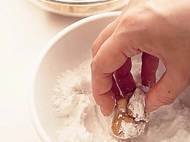 麩に下味をつけ、片栗粉を薄くまぶして揚げる。もどした麩は下味がしみこみやすいうえ、短時間で揚げられる