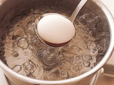 たれに漬からない部分があると、白く残ってしまうので、時々卵の位置を動かして、全体がかれに漬かるようにして。