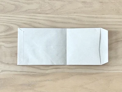 カットする位置で折っておくとまっすぐ切りやすい！（▶次へ）