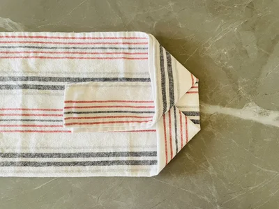 奥側も同様に、三角形の折り目を作る（▶次へ）