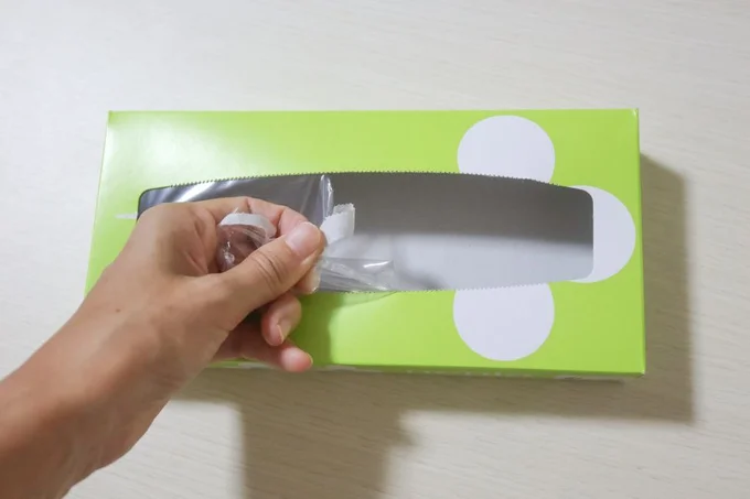 ティッシュ箱の透明フィルムを取る(▶次へ)