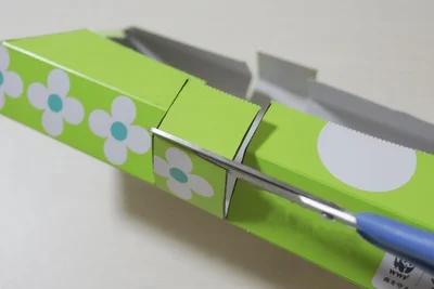 切りこみの上半分を切り取る（▶次へ）