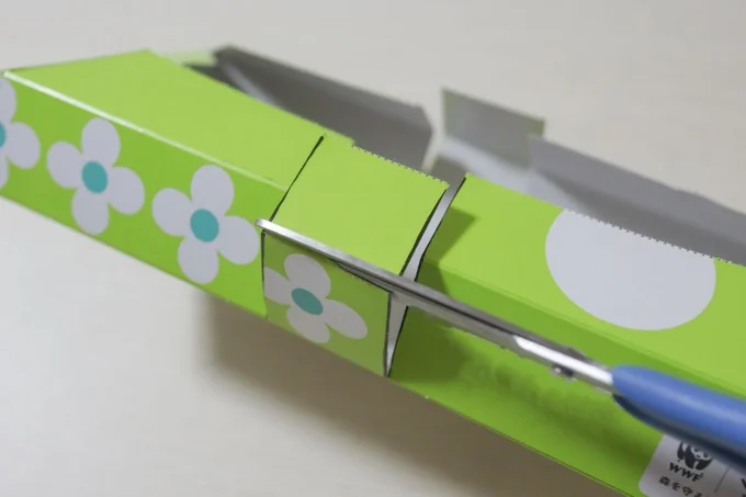 切りこみの上半分を切り取る(▶次へ)