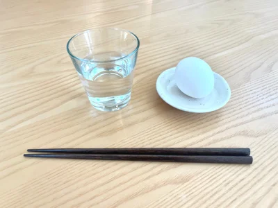 卵のほかに準備するものは、水と箸！（▶次へ）