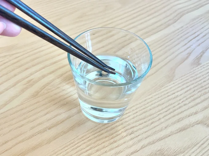 まずは、箸の先端を水で濡らして…(▶次へ)