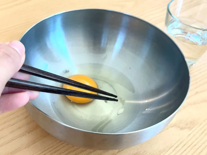 濡らした箸先でいつも通り殻を取ってみます(▶次へ)