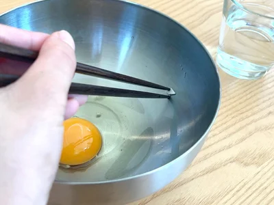 殻をうまくつまめないときは、容器の側面に沿わせてスライド！（▶次へ）