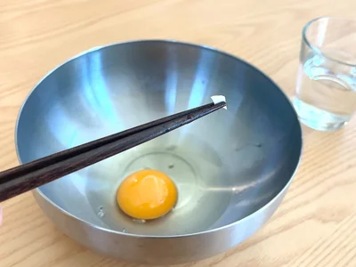 卵の殻をサッと取り除けました！（▶次へ）