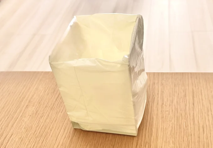 ダイニングテーブルに置いておけば、ティッシュやお菓子の袋もすぐにポイッ(▶次へ)