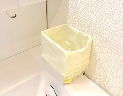 洗面所に置いておけば、綿棒やコットンなども省スペースで捨てられる（▶次へ）
