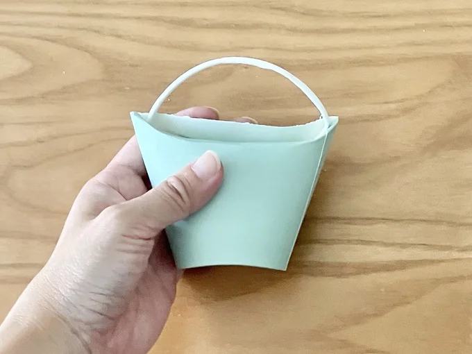 ふちを挟み込むように飲み口を折って…(▶次へ)