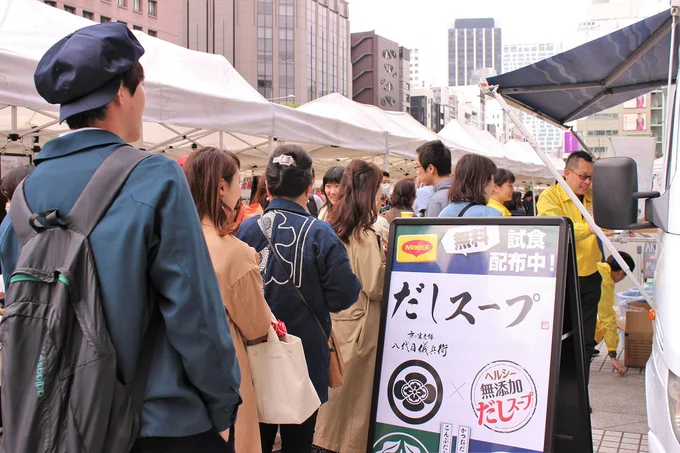 試食セット提供の列には人がずらり