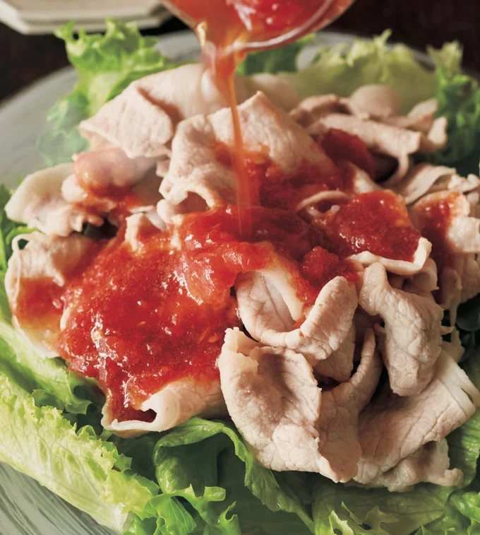 トマトの酸味とうまみが豚肉の脂によく合う「冷しゃぶサラダトマト酢じょうゆだれ」