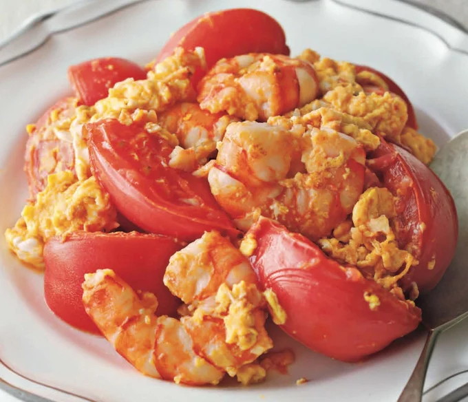大きく切ったトマトとふわふわの卵で食べごたえあり！「えびとトマトの卵炒め」
