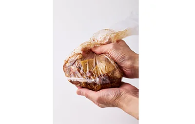 オイスターソースの下味をもみ込んでおくと、味にメリハリがつく