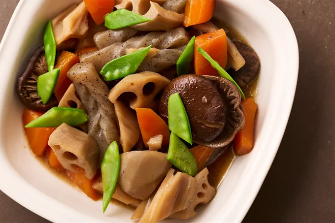 とりの姿はないのに、とり肉の気配がそこはかとなく漂う煮物