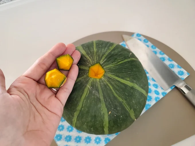 上下両方のヘタをくり抜いたら…(▶次へ)