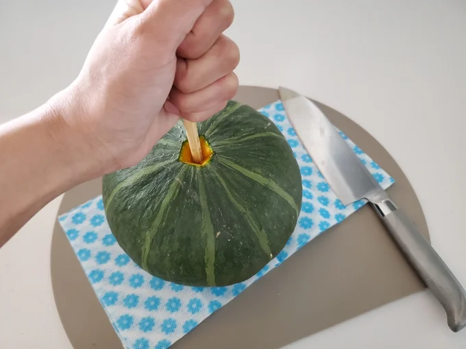 くり抜いたところへ菜箸を刺して…(▶次へ)