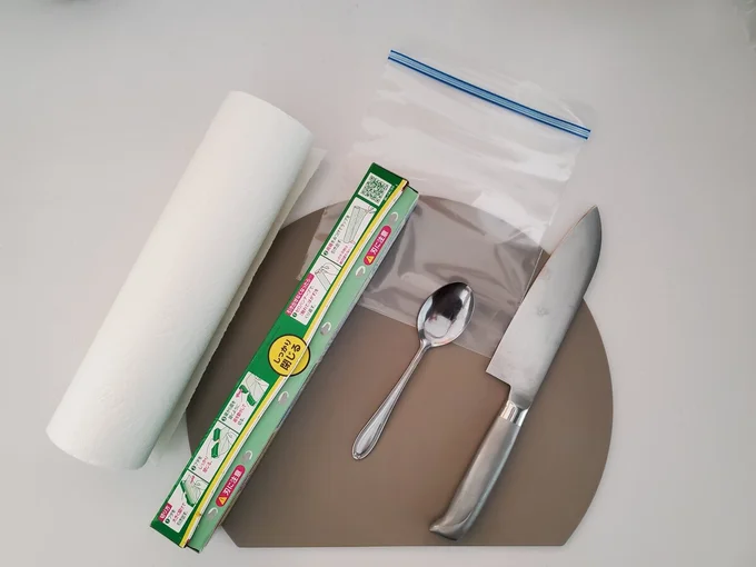 まな板、包丁、スプーン、食品用ラップ、キッチンペーパー、冷凍用密閉保存袋を用意(▶手順は?)