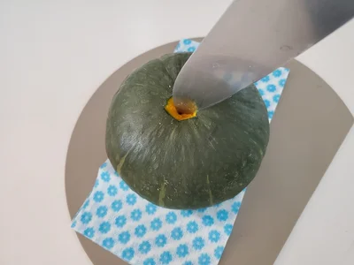 菜箸で開けた穴に包丁の先を当てて…（▶次へ）