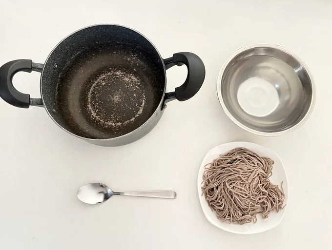 鍋と麺、水の他、ステンレス製のスプーンを用意!(▶次へ)