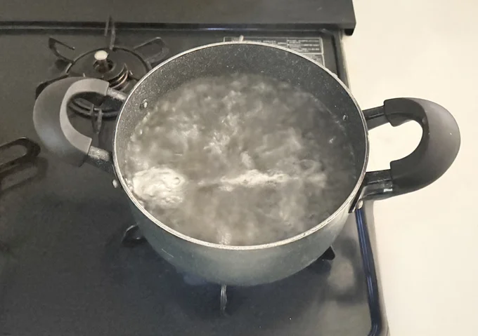 スプーンごと火にかけてお湯を沸かそう!(▶次へ)
