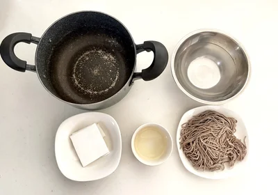 鍋と麺、水の他、油、キッチンペーパーを用意（▶次へ）