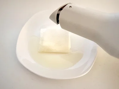 キッチンペーパーに油を吸わせて…（▶次へ）