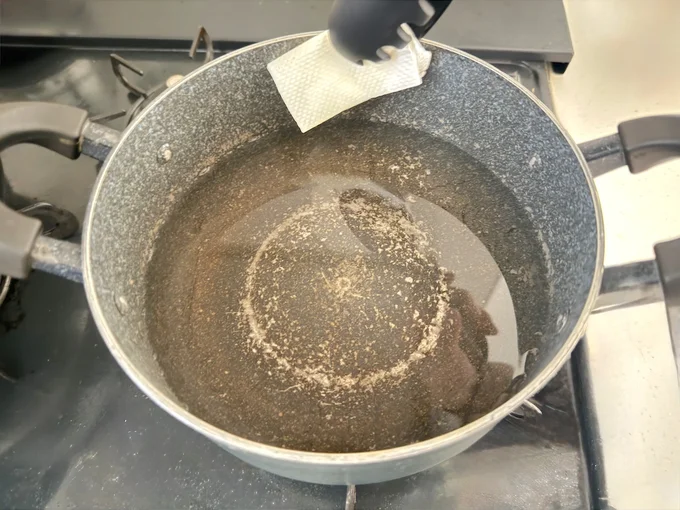 鍋のふちにグルッと一周油を塗ったら、いつも通り麺を茹でるだけ!