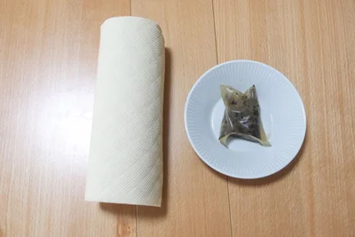 麦茶パックとキッチンペーパーを準備（▶手順を見る）