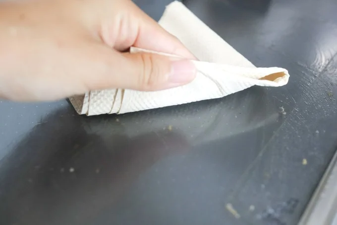 汚れをキッチンペーパーで拭き取る(▶次へ)