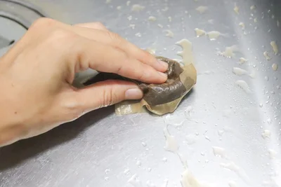 麦茶パックでシンクをこする（▶次へ）