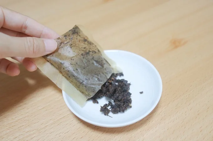 麦茶パックの茶殻を耐熱皿に出す(▶次へ)