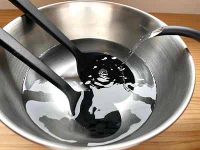 ベタつきが気になる部分が浸かるよう、お湯をボウルに入れます（▶次へ）