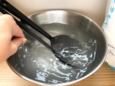 重曹が溶けるよう、軽く混ぜて…（▶次へ）