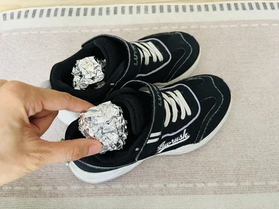 丸めたアルミホイルを靴の中にイン（▶大きさは？）