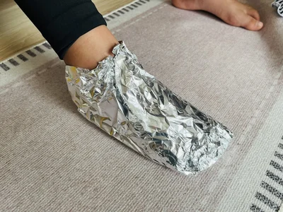 足を覆うようにして型を作ります（▶次へ）