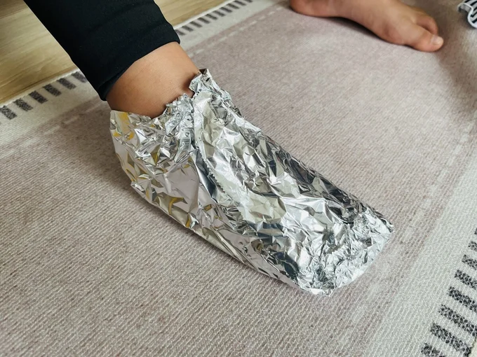 足を覆うようにして型を作ります（▶次へ）