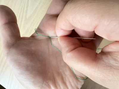 針先が手に刺さらないように針の中心を持ち…（▶次へ）