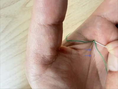 針穴を糸と同じ方向に繰り返し強く擦ります（▶次へ）