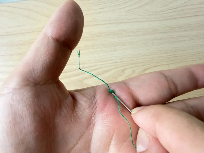 すると、針穴に糸が巻き付いてきて…(▶次へ)