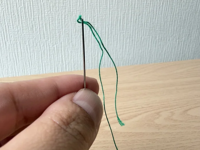 針穴から輪っか状になった糸が出てきました(▶次へ)
