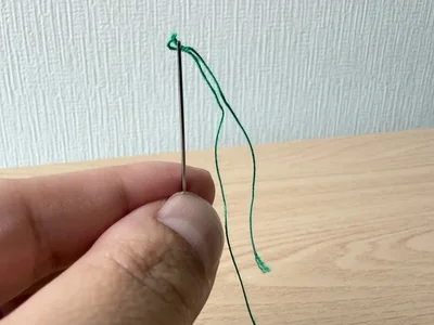 「目がかすんで糸が入らない…（涙）」手のひらでで擦るだけで糸を通す驚きの裏ワザ