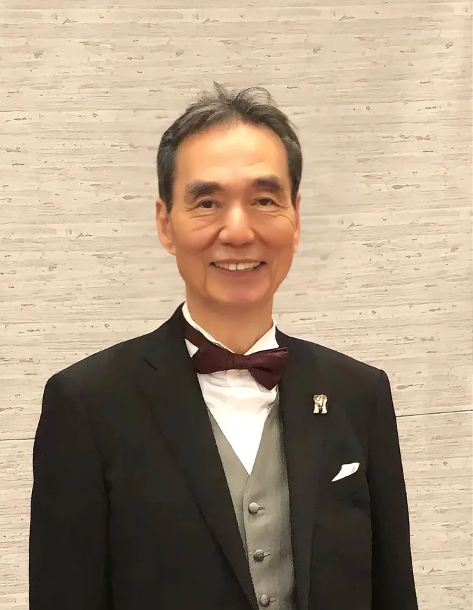 カクテルパーティーで乾杯の音頭をとる俳優の長塚京三氏。