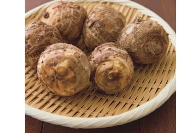 里いもは洗ってざるなどに広げ、乾かしてから皮をむくとぬめりが出にくい。
