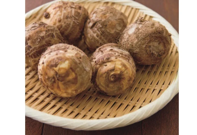 里いもは洗ってざるなどに広げ、乾かしてから皮をむくとぬめりが出にくい。