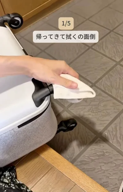 スーツケースのタイヤを拭くのって面倒…（⇒次へ）