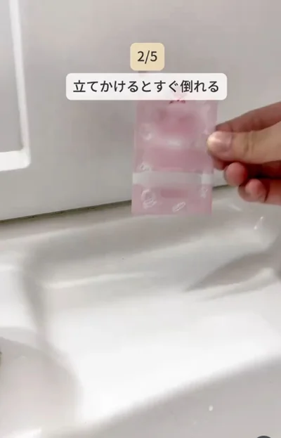 立てかけても倒れてしまう…▶洗濯ばさみを使って…（⇒次へ）