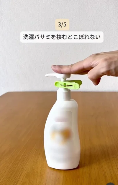 こぼれずに持ち運べる▶キッチンペーパーが簡易スポンジに（⇒次へ）