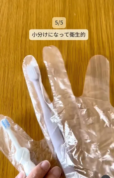 歯ブラシを1本ずつ入れる▶くるくる巻いて輪ゴムで留めれば…（⇒次へ）